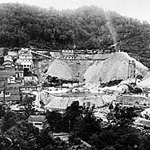写真：大正10年当時の土畑鉱山操業風景